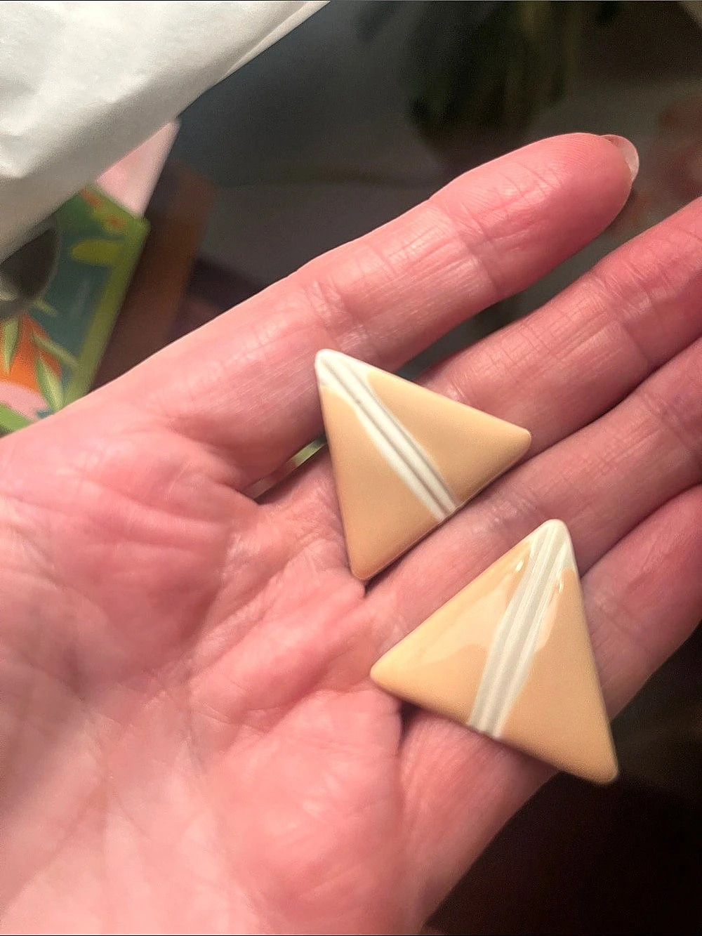 1980’s Vintage Triangular Stud Earrings in Peach/
Cream & White Like New